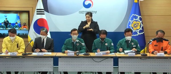 지난 4일, 방문규 국무조정실장 등 관계자들이 이태원 사고 관련 중대본 회의 결과를 브리핑하고 있다. (사진=e브리핑 갈무리)