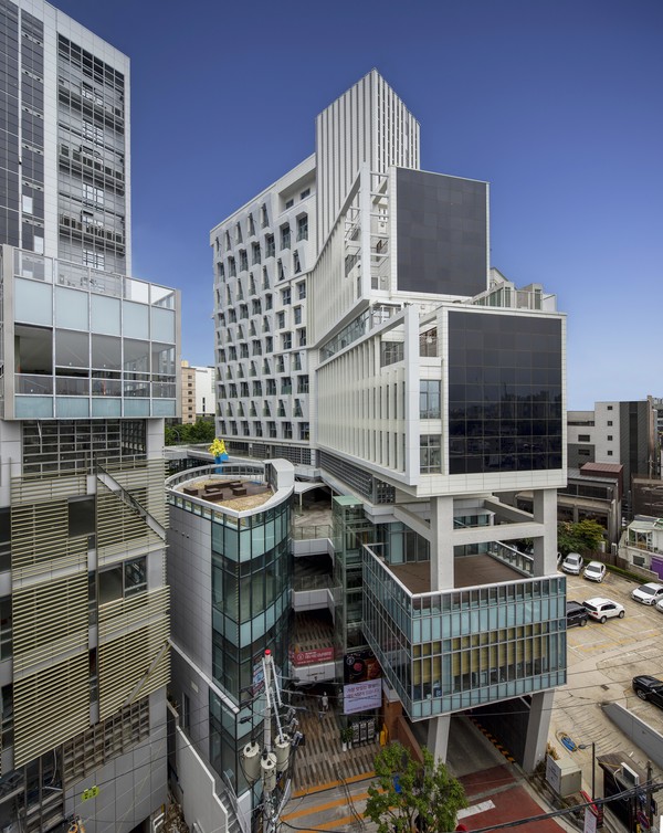 건물일체형 태양광 건물인 신사 멀버리 힐스 (사진=알파에너웍스, 설계 )