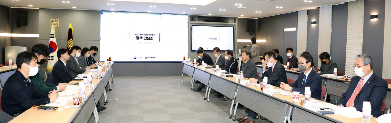 지난 11월 25일 건축사회관에서 열린 ‘국토교통부-대한건축사협회 정책간담회’에서 참석자들이 논의를 이어가고 있다.