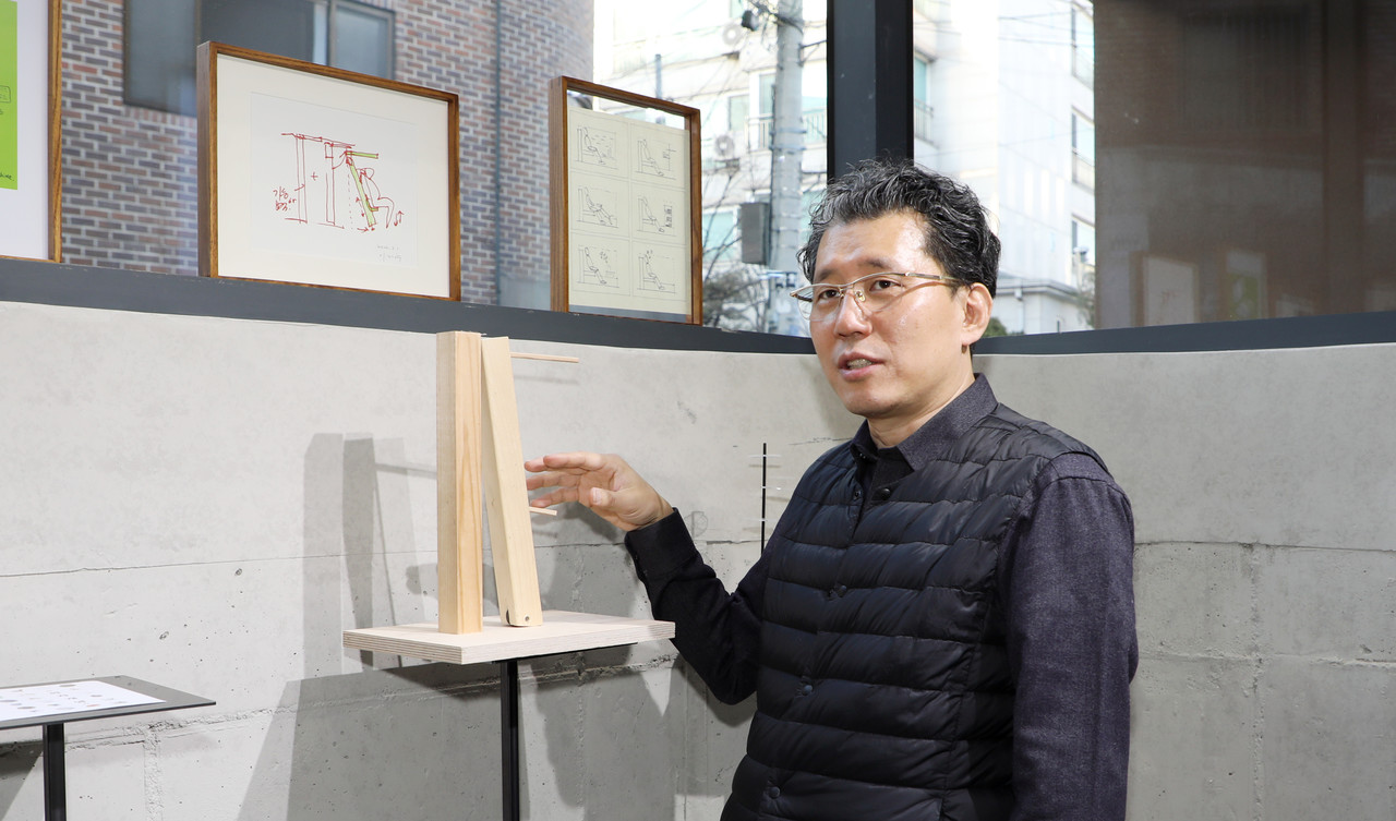 ‘집톡’이 기획한 의자개념 전시회에서 이재혁 건축사가 자신이 설계한 의자에 대해 설명하고 있다.