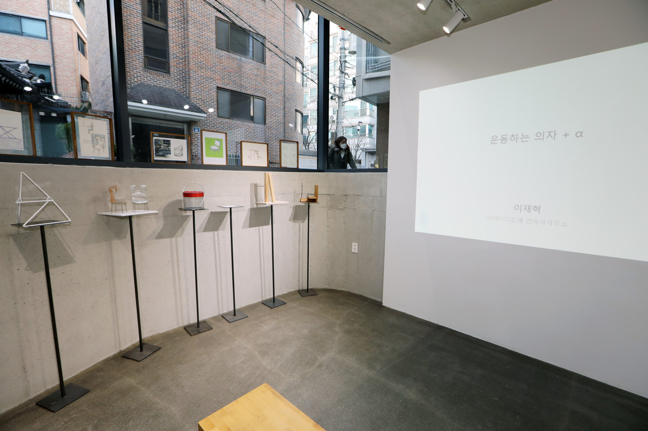 집톡이 지난 12월 2일부터 10일까지 이재혁 건축사가 설계해 완성한 주택 우다당(友多堂)에 위치한 소규모 전시장 격인 쇼룸에서 ‘의자개념’ 전시를 열었다.