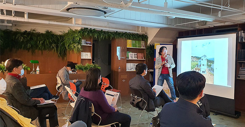 집톡 건축사들이 참여해 실제로 기획·운영한 2020 서울시민건축학교가 돈의문박물관마을 내 도시건축센터에서 진행한 모습. 사진=집톡