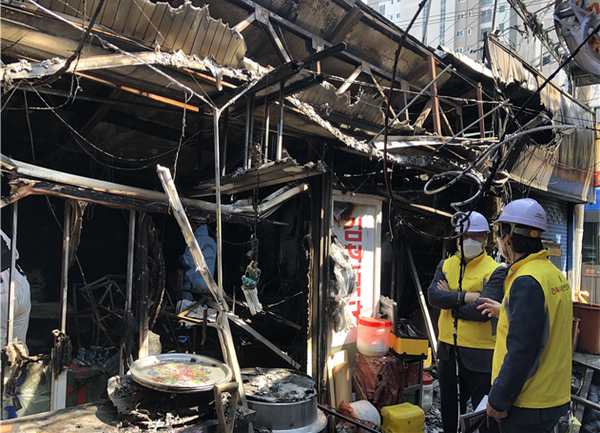 대구광역시건축사회 재난안전지원단이 현장조사를 벌이고 있다.