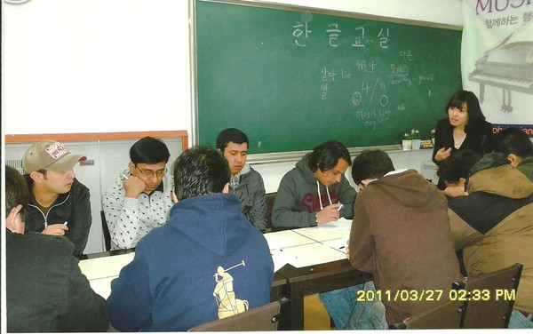 외국인 사랑 나눔 지원센터가 벌이는 교육활동에는 한글교실이 있다.