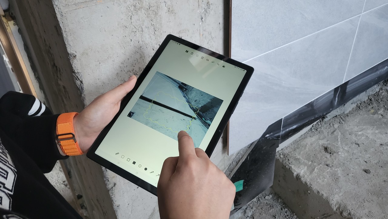 아키엠을 이용해 현장을 관리하는 모습(사진=씨엠엑스)