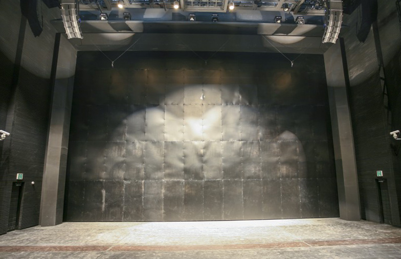 방화막(Safety Curtain)_객석과 무대 사이 무대 입구에 설치하는 안전 방화 전용문. 공연장에 화재나 비상시 내려와 무대와 객석을 두 개의 방화구역으로 분리한다. (사진=(주)백승엔지니어링