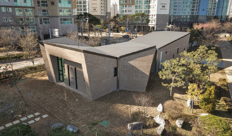 2022 인천시 건축상 장려상 수상작 ‘해찬솔 작은도서관’(설계=김경택 건축사 · SIAN 건축사사무소(사진=최수영 사진작가)