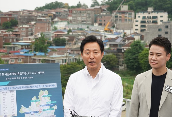 북한산 고도지구 현황을 설명 중인 오세훈 서울특별시장(사진=서울특별시)