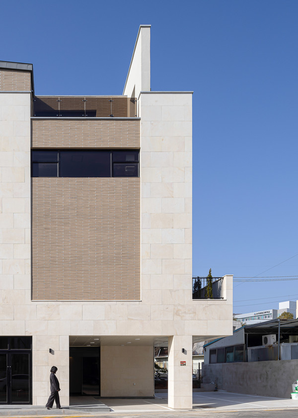 개소 후 처음 진행해 2022년 말 완공된 유유재(有齋). 고요한 집은 다양한 입면으로 자신을 내세우는 건축물과 달리 극도로 절제된 입면 구성을 가진다. (사진=김성희 작가)