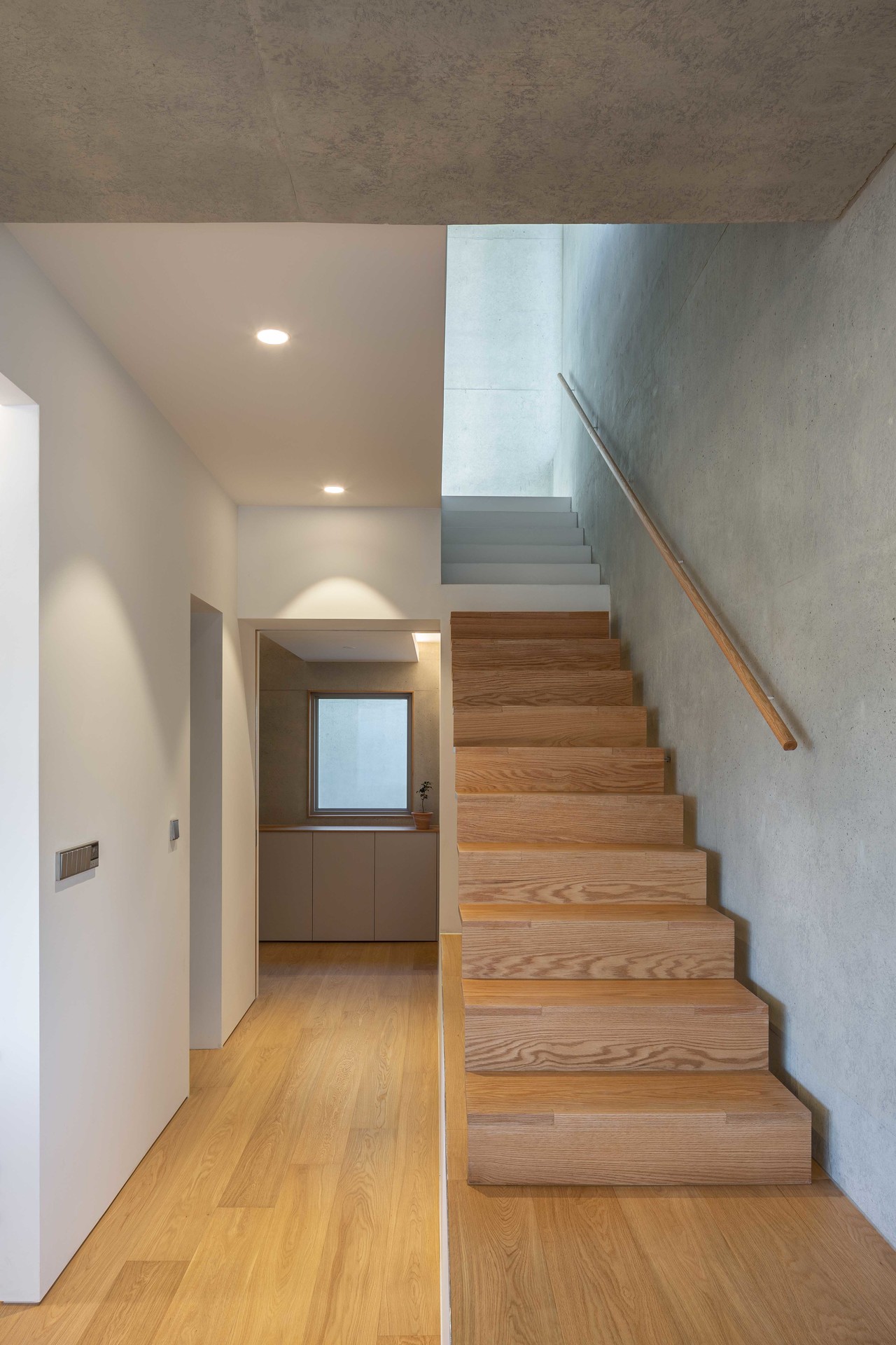 ‘문호 23’ 1층과 2층을 이어주는 계단(설계 이병호 건축사, 건축사사무소 오롯 / 사진 Joel Moritz)