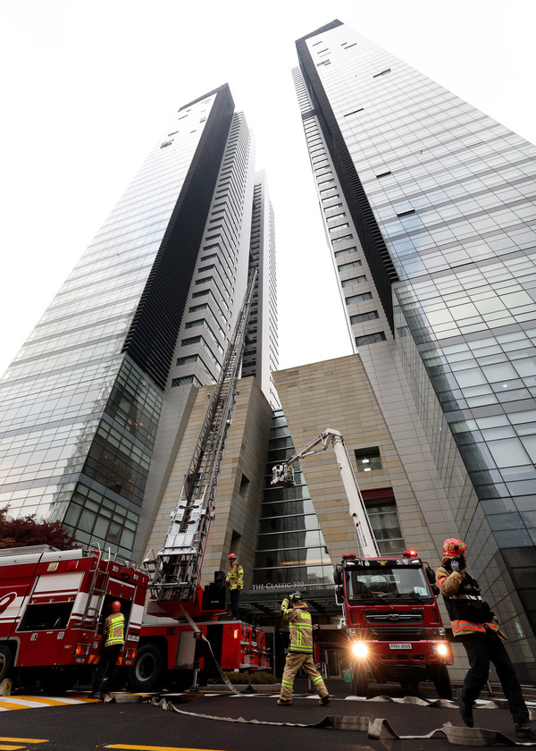 2월 13일 초고층재난관리법 개정안이 공포됐다. 사진은 서울 광진소방서에서 초고층 빌딩 화재에 대응하는 소방훈련을 실시하고 있는 모습. (사진=뉴스1)