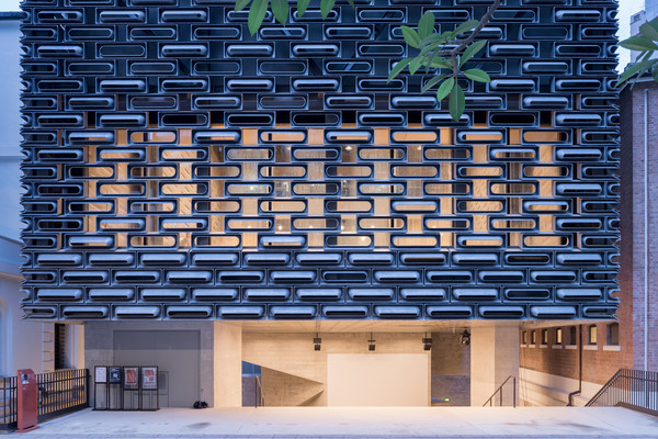 새로 준공된 JC 컨템퍼러리와 JC 큐브는 주조 알루미늄으로 외관을 디자인해 독특한 물성을 표현하면서도 기존 석조 건물을 구조적으로 지지하는 역할을 한다. (사진=RIBA, 설계=Rocco Design Architects, Herzog & de Meuron)