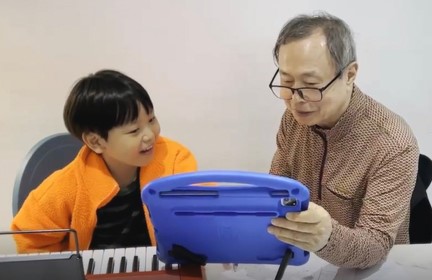 2학년인 손자에게 작곡 레슨하는 장 건축사(사진=장양순 건축사)