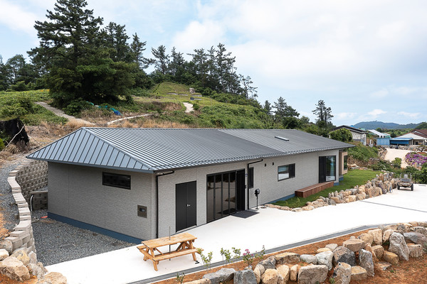 국산화 된 K-목조 주택의 가능성을 구현해 낸 완도 주택 전경. (사진=윤홍로)