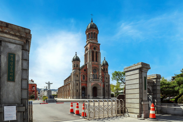 입구에서 바라본 전동성당(사진=김진섭 건축사)