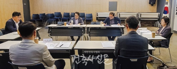 5월 8일 대한건축사협회 2층 김순하홀에서 ‘감리법인 신설 대응 TF’ 회의가 열렸다. 협회는 국토교통부와 건축공간연구원과의 논의를 통해 감리 전문법인 도입에 대한 반대 입장을 명확히 전달하고, 회원 권익을 보호하기 위한 계획을 수립했다. (사진=대한건축사협회 건축사신문)