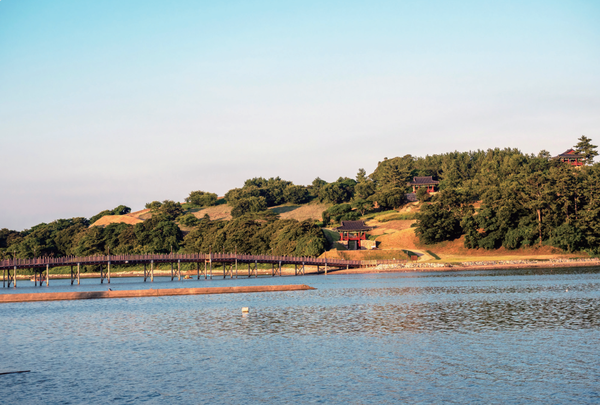 장도목교 건너로 보이는 청해진 유적지(사진=김진섭 건축사)