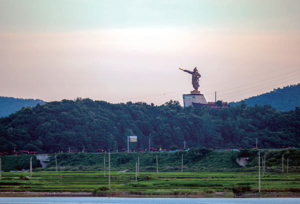 유적지에서 보이는 장보고 동상(사진=김진섭 건축사)