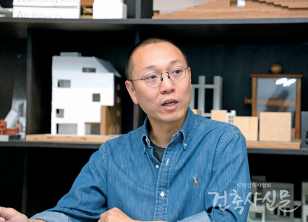 지난 5월 10일, ‘수퍼빈 아이엠팩토리’를 설계한 김이홍건축사(주.건축사사무소 김이홍아키텍츠)를 만났다.