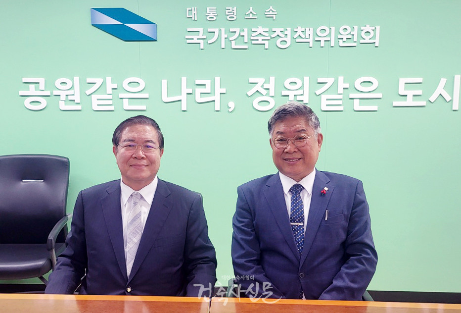 김재록 대한건축사협회 회장(오른쪽)과 권영걸 국가건축정책위원회 위원장이 6월 10일 만남을 갖고 건축사 업계의 주요 현안을 논의했다.