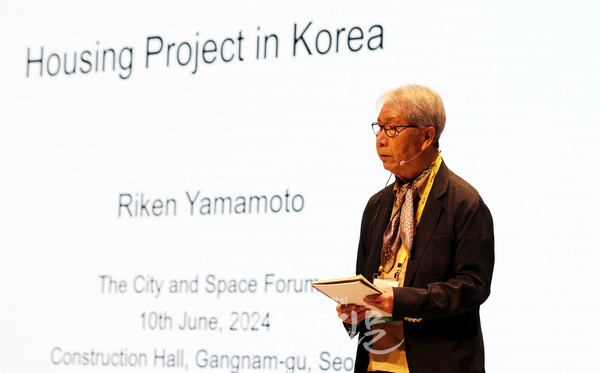 2024 도시와 공간 포럼에서 기조 강연을 진행하는 프리츠커상 수상자 야마모토 리켄, 공동체를 위한 건축의 중요성을 설명하며 판교하우징과 강남하우징의 사례를 소개하고 있다. (사진=대한건축사협회 건축사신문)