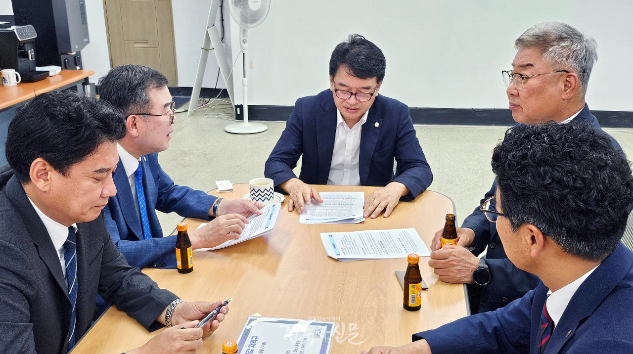 대한건축사협회 김재록 회장과 국회 국토교통위원회 간사 문진석 국회의원(가운데)이 2024년 6월 17일 대한건축사협회 간담회에서 건축사 업계 현안에 대해 논의하고 있다. (사진=대한건축사협회 건축사신문)