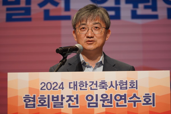 국토교통부 이우제 건축정책관이 축사를 전하고 있다. (사진=대한건축사협회)