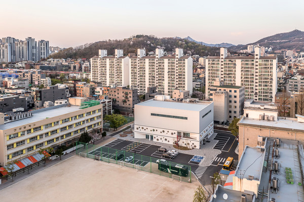 홍익대학교 사범대학 부속유치원(설계=제이파트너스 건축사사무소[주] 심재호 건축사 · 배정현 폴 미국 건축사, 사진=홍성준[디자인예감])