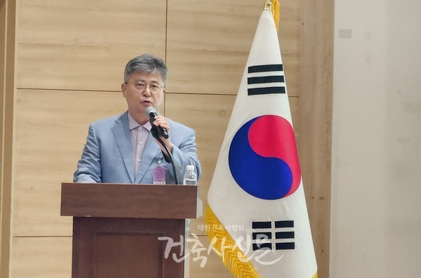 유준호 부회장이 민간대가 정상화 등 정책제안을 했다. (사진=대한건축사협회 건축사신문)