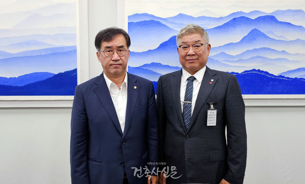 대한건축사협회 김재록 회장이 7월 3일 국회 국토교통위원장 맹성규 국회의원과 함께 건축사 업계 현안을 논의했다. (사진=대한건축사협회 건축사신문)