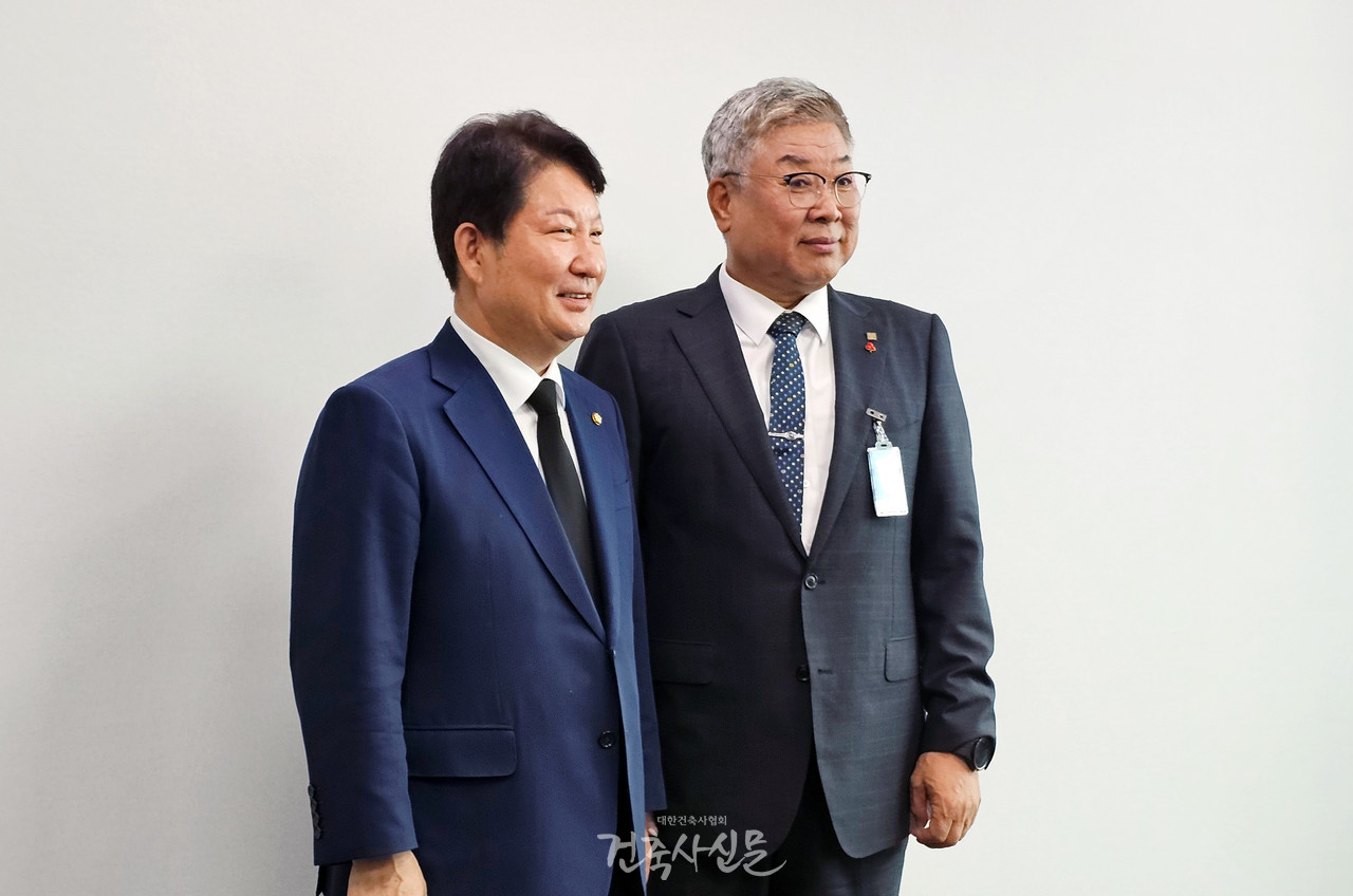 대한건축사협회 김재록 회장이 7월 3일 국회 국토교통위원회 간사 권영진 국회의원과 함께 건축사 업무대가 정상화 및 기타 주요 현안을 논의했다. (사진=대한건축사협회 건축사신문)