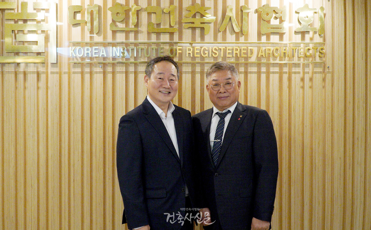 대한건축사협회 김재록 회장(오른쪽)이 7월 10일 건축사회관에서 대통령실 전광삼 시민사회수석(왼쪽)과 면담을 가졌다. 이번 면담에서 김재록 본협회장은 국가건축정책위원회의 대통령소속위원회 유지를 건의하고, 건축사 업무대가 정상화 및 협회의 주요 현안을 전달했다. (사진=대한건축사협회 건축사신문)