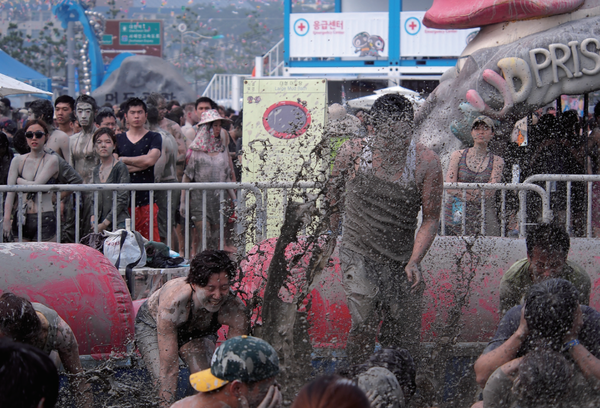 보령 머드축제를 즐기는 피서객. (사진=김진섭 건축사)