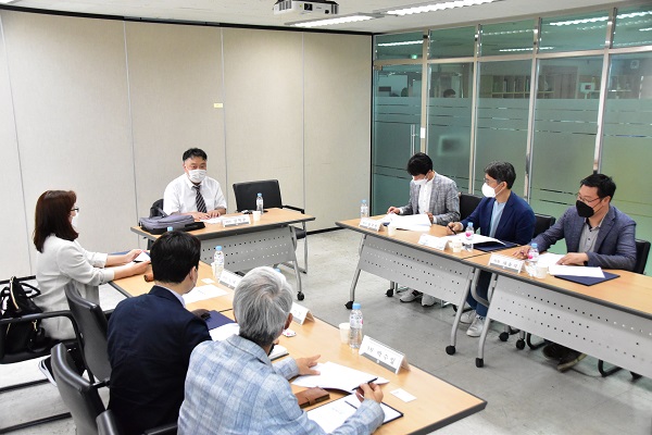 회원권익위원회 회의를 주재하고 있는 김혁중 위원장. (사진=김혁중 건축사)