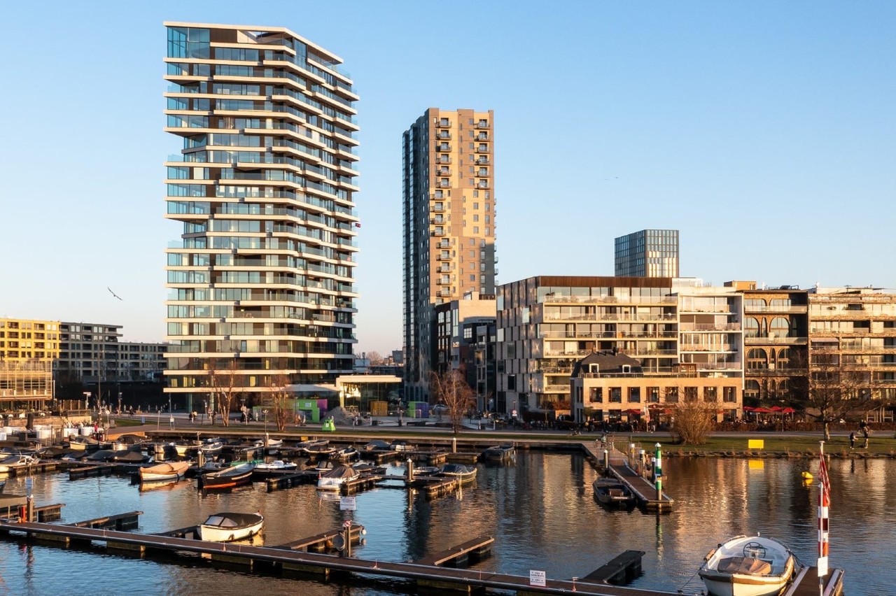 네덜란드 건축 스튜디오인 Team V Architecture가 설계한 암스테르담에 위치한 Haut 주거용 건물. 이 건물은 목재-하이브리드 건설 방식을 채택해 환경 친화적이며, 탄소 배출을 크게 줄였다. Haut는 CLT로 만든 바닥과 하중을 견디는 내벽을 가진 21층짜리 건물로, 주로 유리로 된 정면과 콘크리트로 만든 코어, 지하실 및 기초로 설계됐다. 73미터 높이의 이 구조물은 빗물 저장소가 있는 옥상 정원과 지붕과 정면에 1,500평방미터의 태양 전지판을 갖추고 있어 BRIAM 탁월한 지속 가능성 등급을 달성하는 데 도움이 됩니다. (사진=V Architecture)