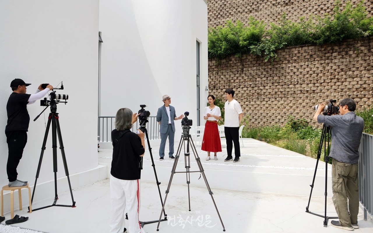 지난 7월 12일, EBS '건축탐구 집'에서는 박정연 본지 편집국장의 집인 '연향재'를 촬영했다. 사진은 촬영 현장에서의 모습을 담고 있다. 7월 30일에는 박정연 국장과 촬영 팀이 집을 소개하는 편이 방영될 예정이다. (사진=대한건축사협회 건축사신문)