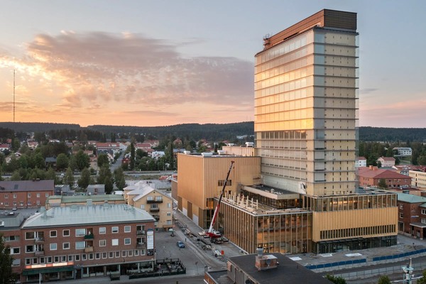 유럽에서 가장 높은 매스팀버 구조물인 스웨덴의 Sara Kulturhus Center. 주로 현지에서 조달한 CLT와 글루램으로 지어졌으며 필요한 경우 강철 요소로 보완했다. 건물의 고층 부분의 경우 OSC 방식으로 CLT 모듈을 트윈 엘리베이터 코어 사이에 쌓고 글루램 빔과 기둥의 프레임워크로 지지하고 있다. 또한 저층 부분은 목재 프레임, 글루램 기둥 및 빔, CLT로 만든 전단 벽 및 코어를 특징으로 하고 있으며, 내부 목재 대부분은 노출되어 있다. 현재 시립 도서관, 안나 노르틀란더 박물관, 베스테르보텐 지역 극장, 스켈레프테오 아트 갤러리, 더 우드 호텔로 이용하고 있다. (사진=Patrick Degerman)