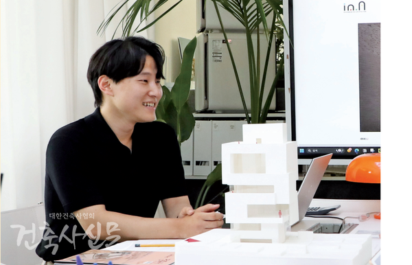 정태권 건축사가 월간 '건축사' 7월호(Vol.663) 표지를 장식한 ‘4×4’ 작품을 설명하고 있다.