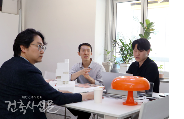 지난 6월 12일 월간 '건축사' 인터뷰가 진행됐다. 왼쪽부터 본지 편집국장, (주)인에이 건축사사무소 서영진 프로젝트 매니저, 정태권 건축사