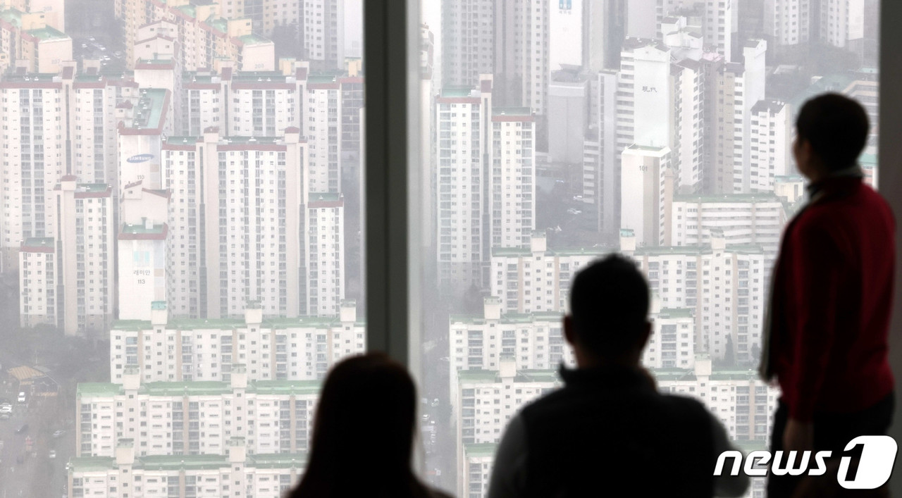 정부가 올해 안에 3기 신도시에서 1만 호를 착공하는 등 주택 공급을 확대할 계획이다. 또한, 국토계획법 시행령 개정안이 국무회의를 통과해 뉴빌리지 사업 용적률 인센티브 부여 등의 방안이 마련됐다. 사진은 서울 송파구 서울스카이 전망대에서 본 아파트 단지. (사진=뉴스1)