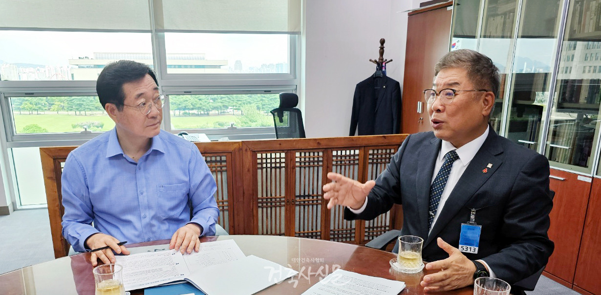 대한건축사협회 김재록 회장이 7월 30일 국회의원 회관에서 국회 국토교통위원인 민홍철 국회의원과 만나 건축사 업무 대가 정상화와 감리자 독립성 강화를 위한 제도 개선 방안에 대해 논의하고 있다. (사진=대한건축사협회 건축사신문)
