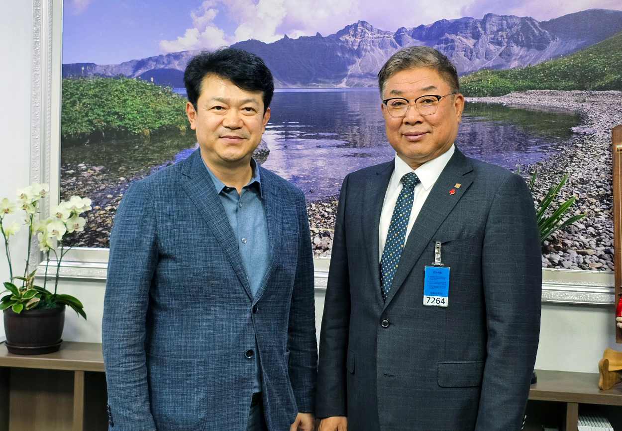 대한건축사협회 김재록 회장이 7월 29일 국회의원 회관에서 국회 국토교통위원 복기왕 국회의원과 기념촬영을 하고 있다. 이 자리에서 김재록 회장은 건축사 업무 대가 정상화와 감리자 독립성 강화를 위한 제도 개선 방안에 대해 논의했다. (사진=대한건축사협회 건축사신문)