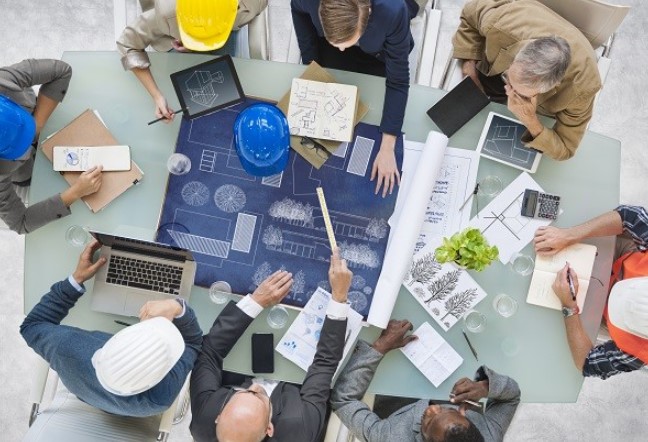 미국의 건축사, 엔지니어, 그리고 설계 전문가들이 프로젝트 설계비를 논의하고 있는 모습. 설계비는 프로젝트의 난이도와 요구되는 전문성에 따라 공사비의 5~10%로 책정된다. (사진=shutterstock)