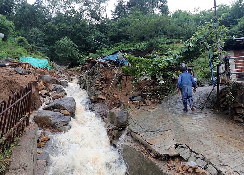 대전 중구 부사동의 한 급경사지 주택가에 토사가 밀려들어와 복구작업이 진행되고 있다. (사진=뉴스1)
