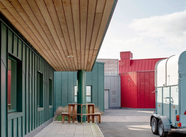 모든 건축물의 지붕은 처마 폭을 넓게 구성해 학생들이 날씨에 관계없이 사용할 수 있도록 했다. (설계=Curl la Tourelle Head Architecture 사진=Kilian O'Sullivan)