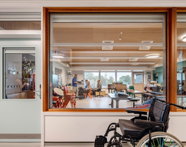 실내 공간은 투명도가 높아 복도에서 교실 전경을 볼 수 있으며, 그 너머의 놀이터와 외부 풍경까지도 시야에 들어온다. (설계=Curl la Tourelle Head Architecture 사진=Kilian O'Sullivan)