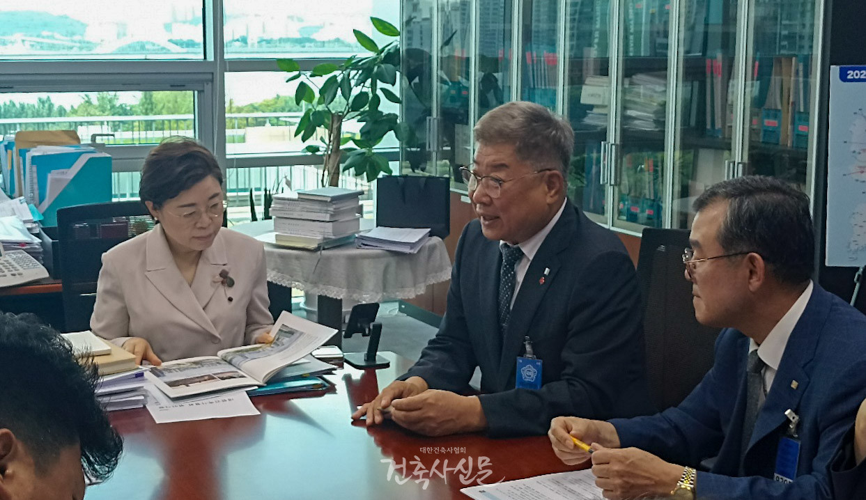 대한건축사협회 김재록 회장이 국회 국토교통위원 김정재 의원을 만나 건축사 업계 현안을 논의하고 있다. (사진=대한건축사협회 건축사신문)