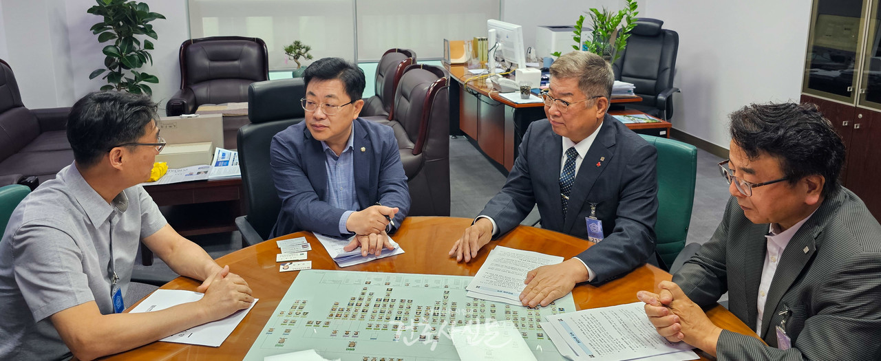 대한건축사협회 김재록 회장이 8월 6일 국회의원 회관에서 국회 국토교통위원 안태준 국회의원과 만나 건축사 업무 대가 정상화와 감리자 독립성 강화를 위한 제도 개선 방안, 공공건축물에 대한 건설사업관리(CM) 대상 규제 완화 등 협회 주요 현안에 대해 논의하고 있다. 김재록 회장은 이번 만남을 통해 협회의 다양한 현안에 대해 심도 깊은 논의를 했다. (사진=대한건축사협회 건축사신문)