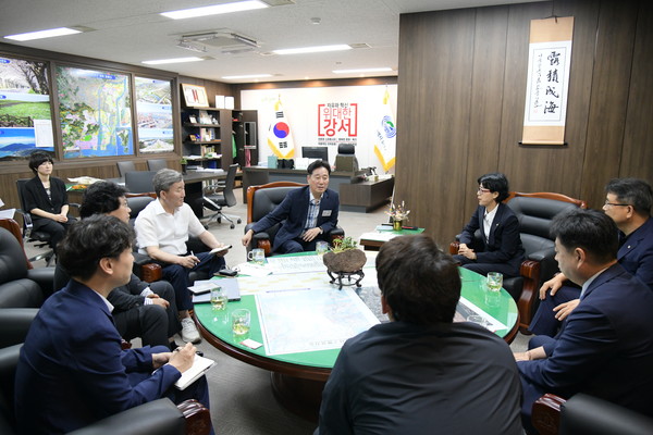 부산광역시건축사회는 지난 7월 9일 김형찬 강서구청장과 간담회를 가졌다.(사진=부산광역시건축사회)