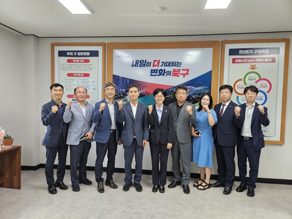 부산광역시건축사회는 지난 7월 1일 오태원 북구청장과 간담회를 가졌다.(사진=부산광역시건축사회)